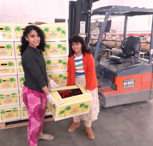 אליה ואלונה אביטבול ממושב עידן בחלוקת תוצרת חקלאית למשפחות נזקקות 